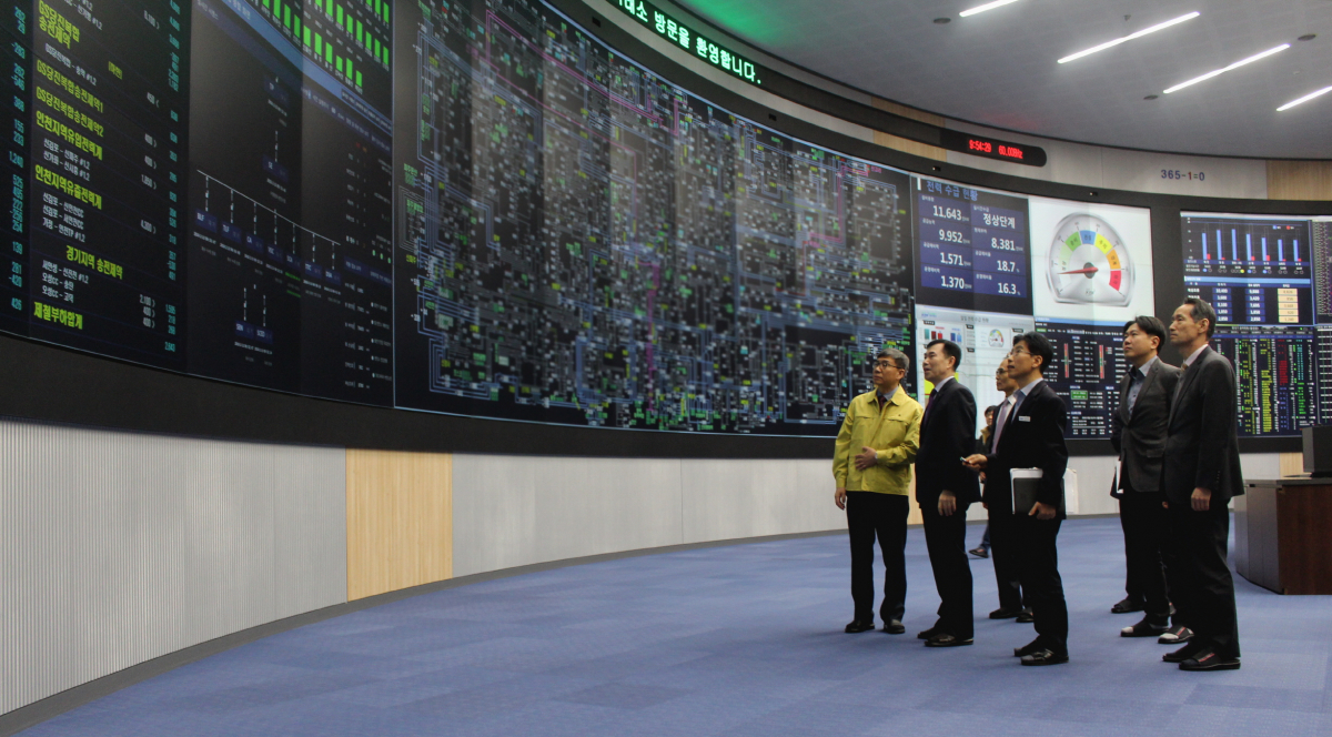 ▲전력거래소 조영탁 이사장(좌측 첫 번째)이 13일 중앙전력관제센터에서 겨울철 전력수급과 평창 올림픽 전력공급 상황을 점검하고 있다.(사진=한국전력거래소)