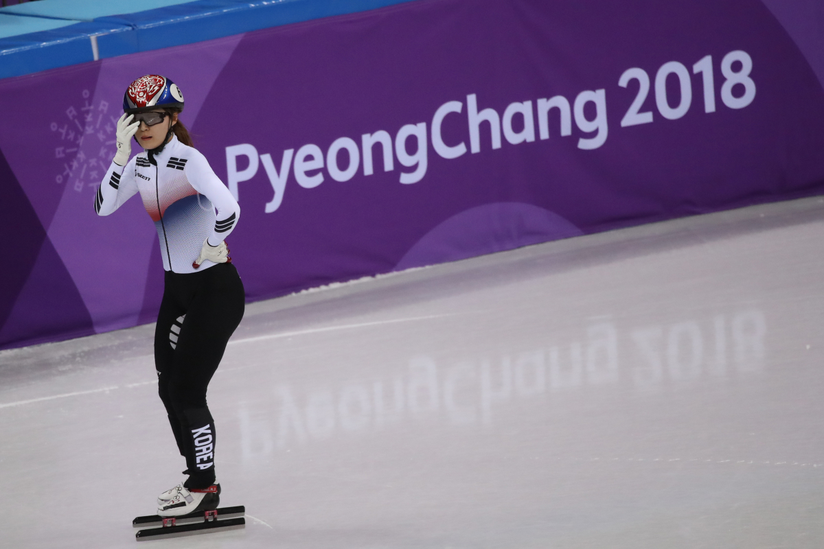 ▲13일 오후 강릉 아이스아레나에서 열린 2018 평창동계올림픽 쇼트트랙 여자 500m 결승에서 한국 여자 쇼트트랙 대표팀의 최민정이 경기를 마치고 고글을 만지고 있다.(연합뉴스)