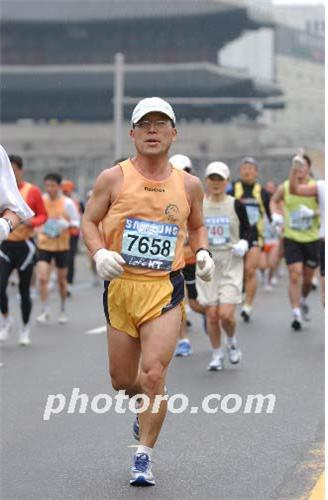 ▲동아마라톤 42.195km를 달리는 필자(조왕래 동년기자)