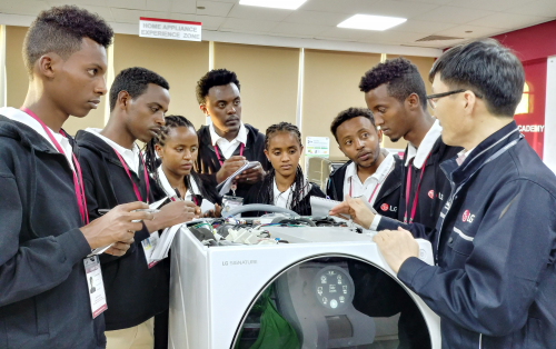 ▲LG전자는 11일부터 일주일간 에티오피아 학생 7명을 두바이서비스법인에 초청해 연수 기회를 제공하고 있다. 학생들이 LG 시그니처 세탁기에 대한 설명을 듣고 있다.(사진제공=LG전자)