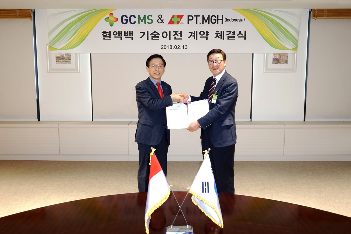 ▲김영필 GC녹십자엠에스 대표(왼쪽)와 조인제 PT.MITRA GLOBAL HANINDO 회장(오른쪽)이 13일 경기도 용인에 위치한 GC녹십자엠에스 본사에서 혈액백 제조 기술 이전 및 공급 계약을 체결한 후 기념 사진을 찍고 있다.(GC녹십자MS)