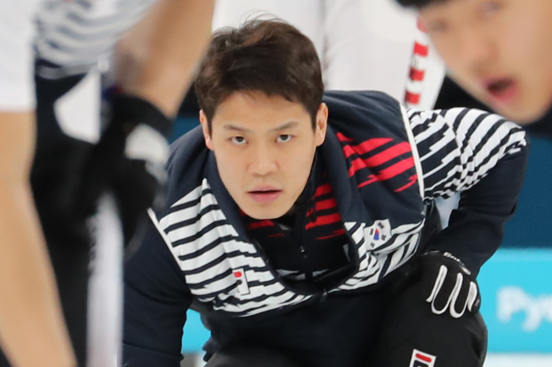 ▲14일 오전 강원도 강릉시 컬링센터에서 열린 2018평창동계올림픽 컬링 한국-미국 예선에서 한국의 김창민이 스톤을 딜리버리하고 있다.(연합뉴스)