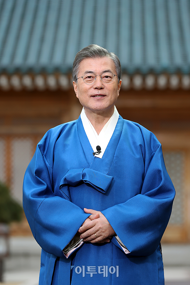 ▲문재인 대통령이 15일 무술년 새해를 맞아 청와대에서 설날 인사를 하고 있다.(사진제공=청와대)