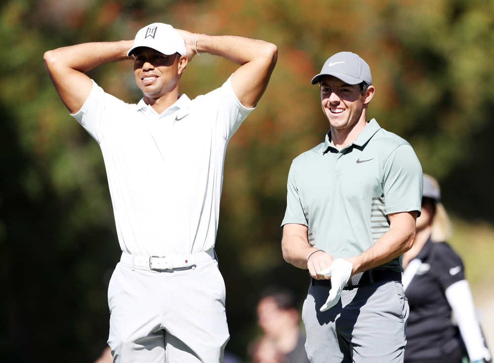 ▲어색하게 미소짓는 타이거 우즈와 활짝 웃는 로리 매킬로이(오른쪽)(사진=민수용 포토)