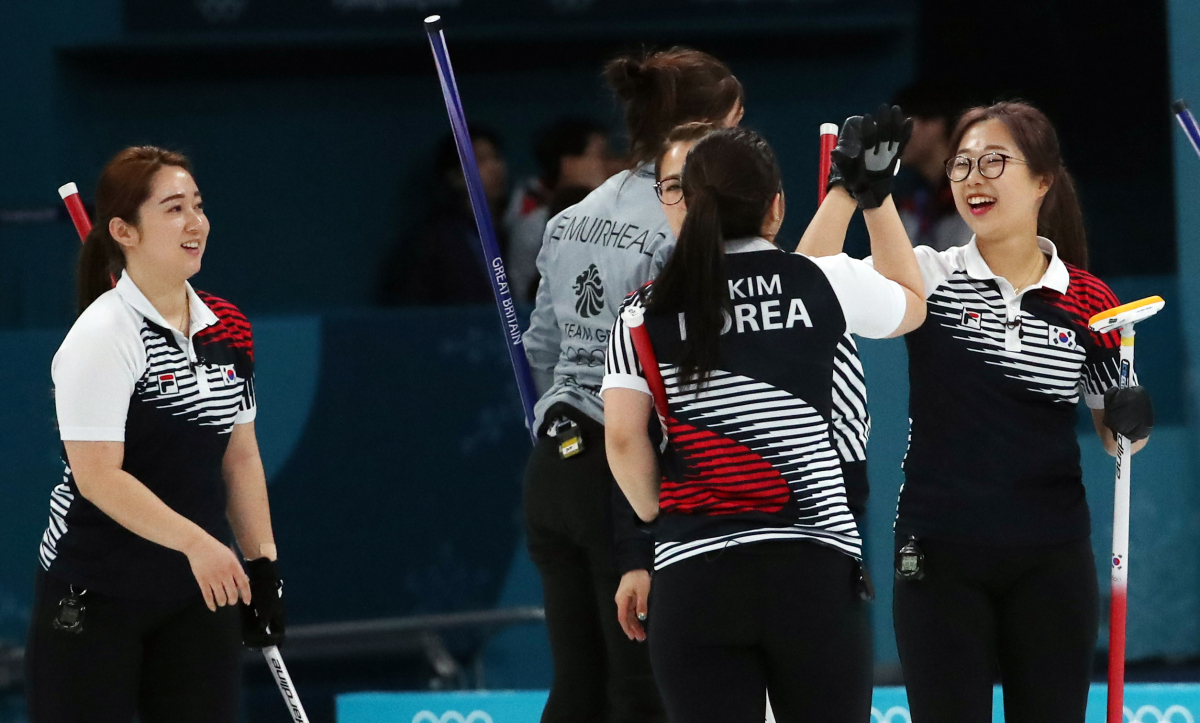 ▲17일 오후 강원 강릉컬링센터에서 열린 2018 평창동계올림픽 여자 컬링 예선 대한민국과 영국의 경기. 한국팀 선수들이 영국팀을 7대4로 꺾고 환호하고 있다. (연합뉴스)