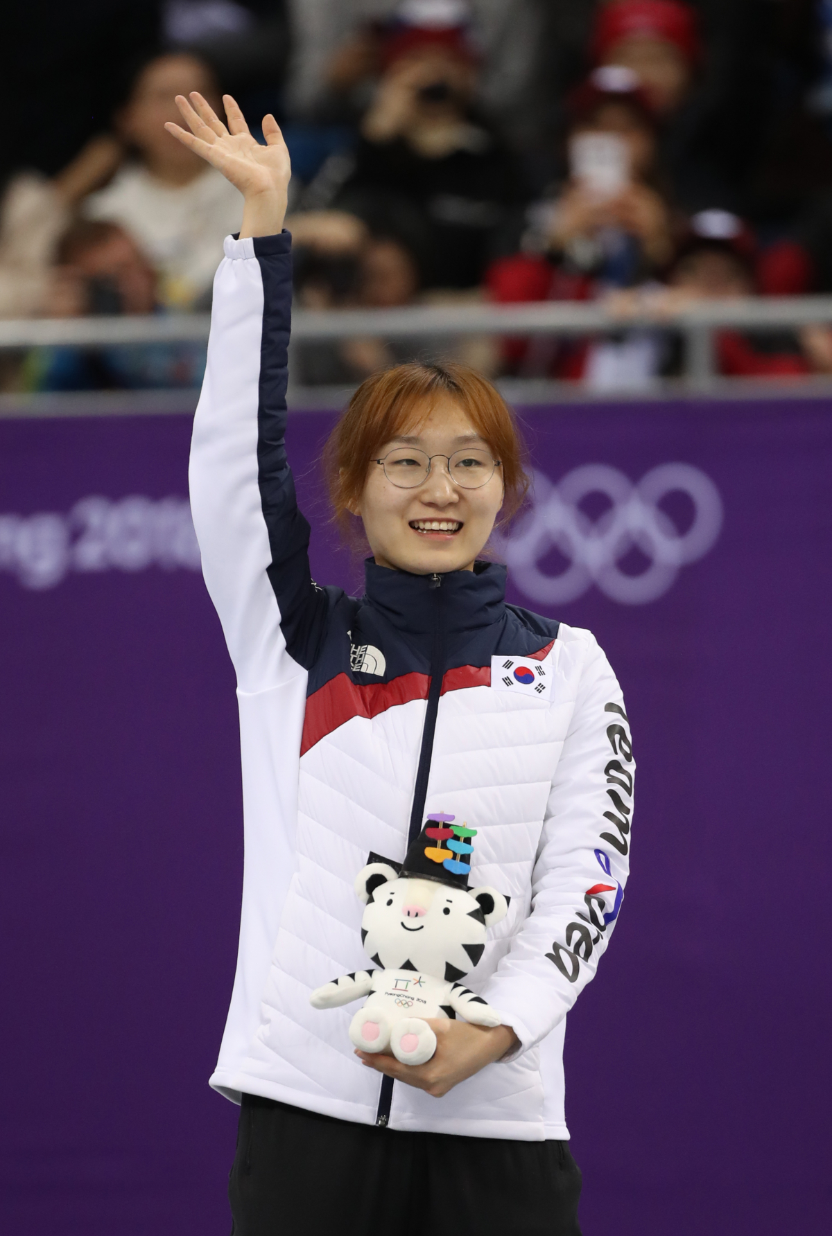 ▲최민정이 17일 강원도 강릉 아이스아레나에서 열린 '2018 평창 동계올림픽' 쇼트트랙 여자 1500m 결승에서 우승한 뒤 시상식에서 손을 흔들며 밝게 웃고 있다.(연합뉴스)