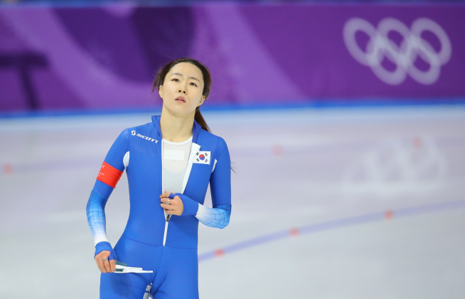 ▲18일 강원도 강릉스피드스케이팅경기장에서 열린 평창 동계올림픽 스피드스케이팅 여자 500m 경기에서 이상화가 레이스를 펼친 뒤 기록을 확인하고 있다.(연합뉴스)