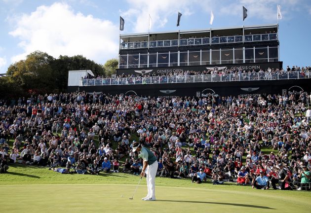 ▲18번홀에서 우승 퍼트를 하는 버바 왓슨(사진=PGA)