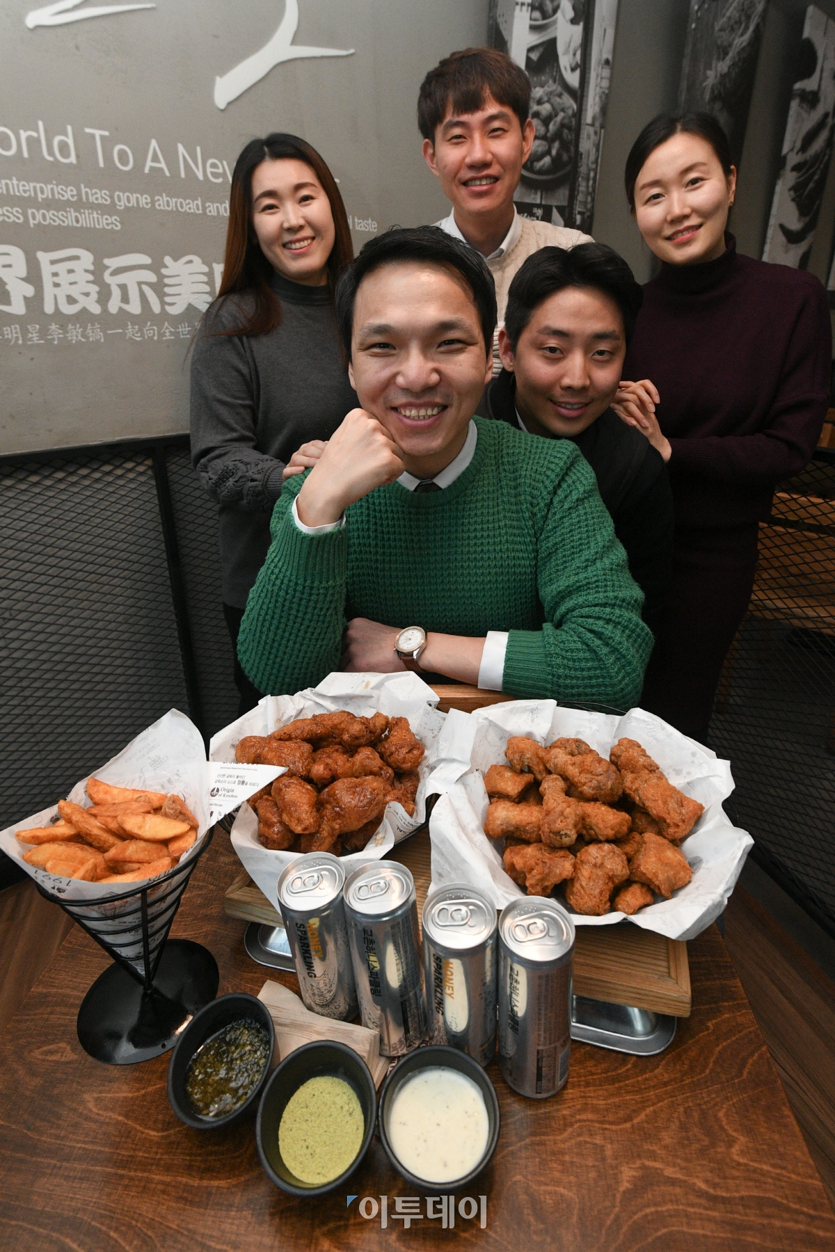 ▲교촌치킨 아띠교육팀이 7일 서울 종로구 교촌치킨 동대문1호점에서 이투데이와 인터뷰에 앞서 포즈를 취하고 있다. 이동근 기자 foto@