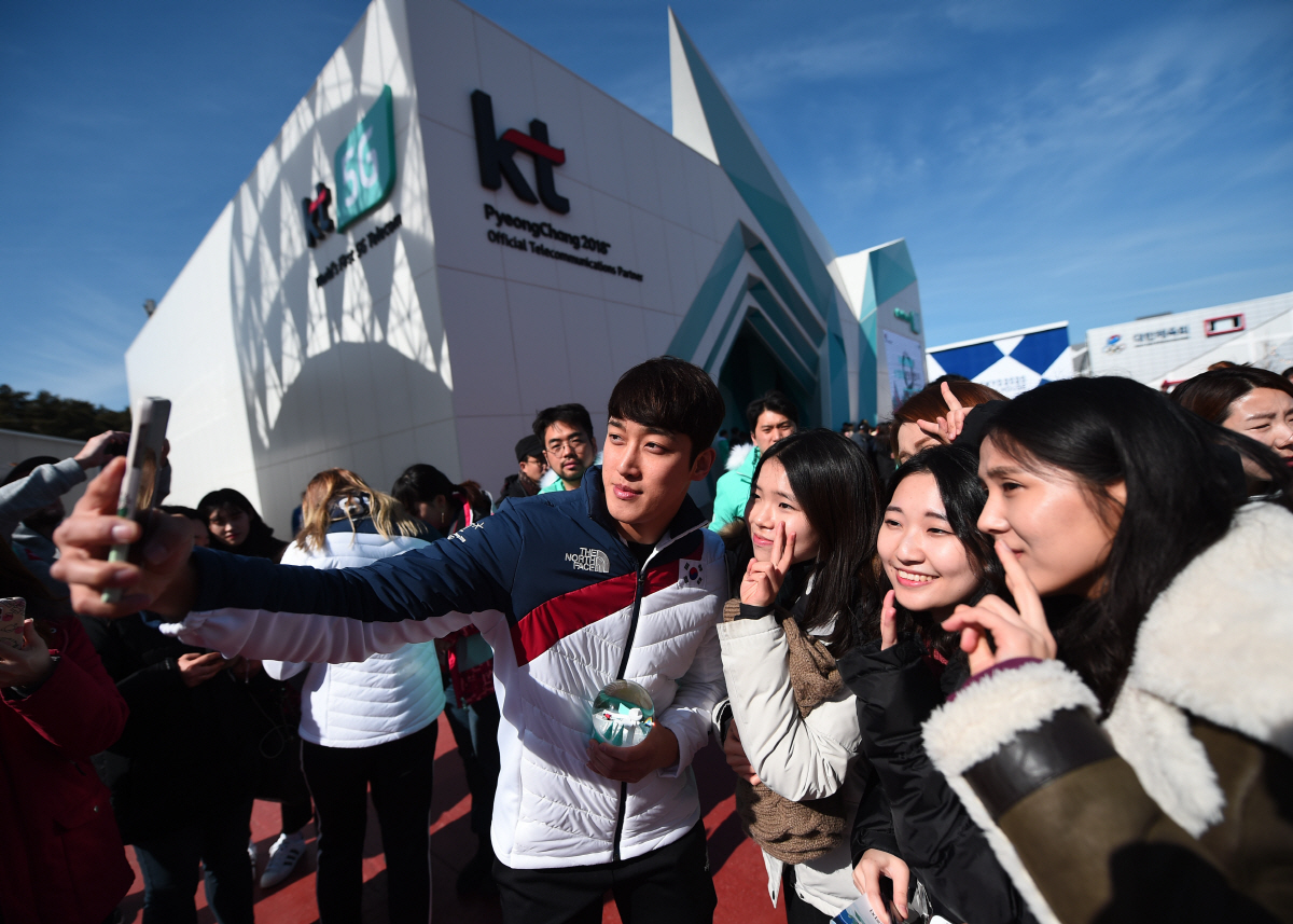 ▲대한민국 루지 국가대표 임남규 선수가 설 연휴기간 강릉 KT 홍보관 5G 커넥티드를 방문한 관람객들과 기념촬영을 하고 있다. 사진제공 KT