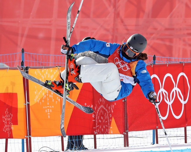 ▲19일 강원도 평창군 휘닉스 스노 경기장에서 열린 평창 동계올림픽 프리스타일 스키 여자 하프파이프 예선에서 장유진이 점프를 하고 있다.(연합뉴스)