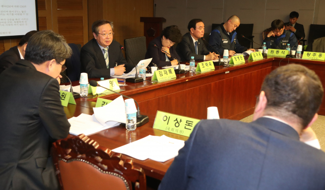 ▲민주평화당 조배숙 대표와 장병완 원내대표 등 지도부가 19일 오후 국회 의원회관에서 한국GM협력업체 대표들과 노조원들과 함께 GM군산공장 폐쇄 특별대책마련을 위한 간담회를 하고 있다. 2018.2.19 (연합뉴스)