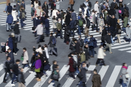 ▲일본 도쿄 시부야 거리를 시민들이 걷고 있다. 최근 일본에서는 노동력 부족과 임금 상승으로 특유의 손님 접대 문화인 ‘오모테나시’가 위협받고 있다. 도쿄/AP연합