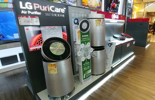 ▲대만의 한 전자매장에 전시되어 있는 LG 퓨리케어 360° 공기청정기.(사진제공=LG전자)