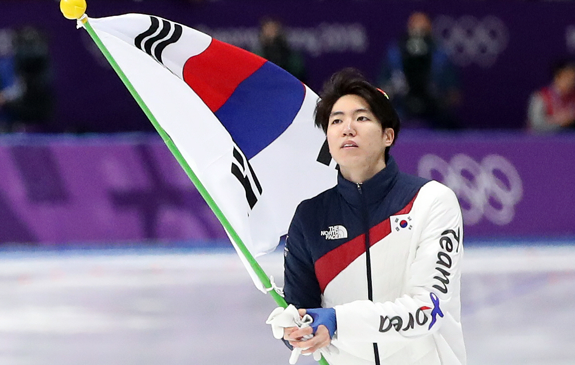 ▲19일 강릉스피드스케이팅경기장에서 열린 2018 평창 동계올림픽 스피드스케이팅 남자 500m에서 34초42로 은메달을 목에 건 차민규가 태극기를 흔들며 인사하고 있다. (연합뉴스)
