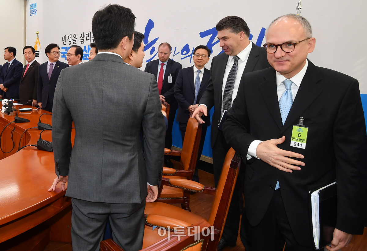 ▲배리 앵글 GM 총괄 부사장 겸 해외사업부문 사장과 카허 카젬 한국GM 사장이 20일 국회를 방문, 여야 원내지도부와 면담에 앞서 참석 의원들과 인사하고 있다. 이동근 기자 foto@