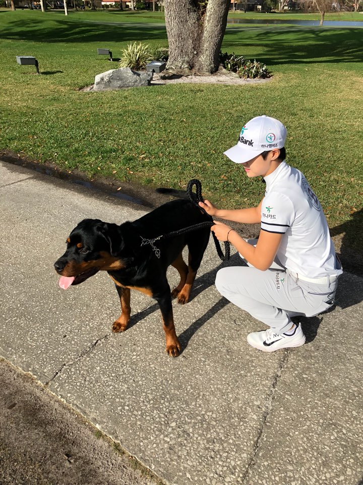▲마국에서 애완견을 기르는 박성현