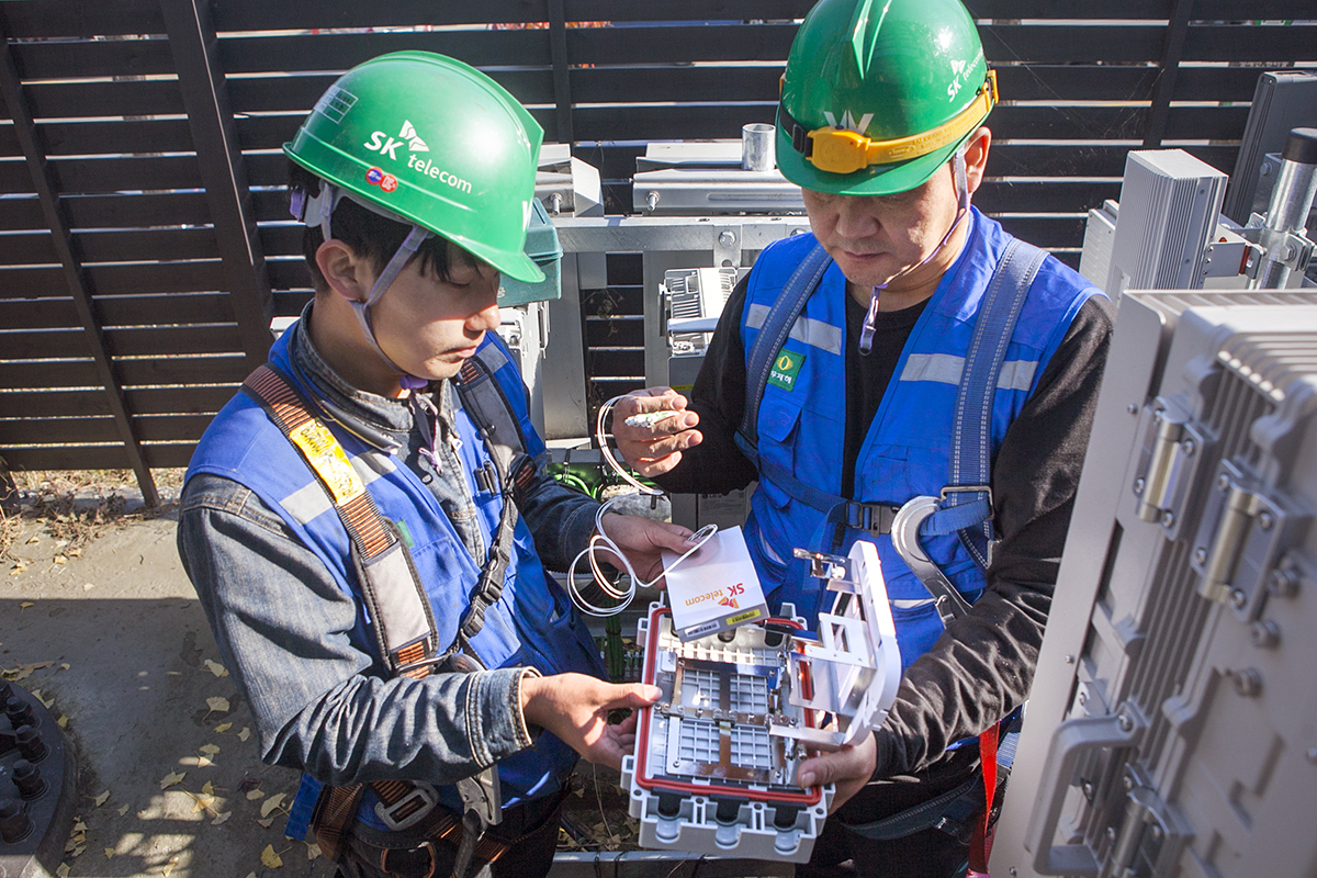 ▲SK텔레콤 구성원들이 5G-PON 솔루션 장비를 설치하고 있다.(사진제공= SK텔레콤)