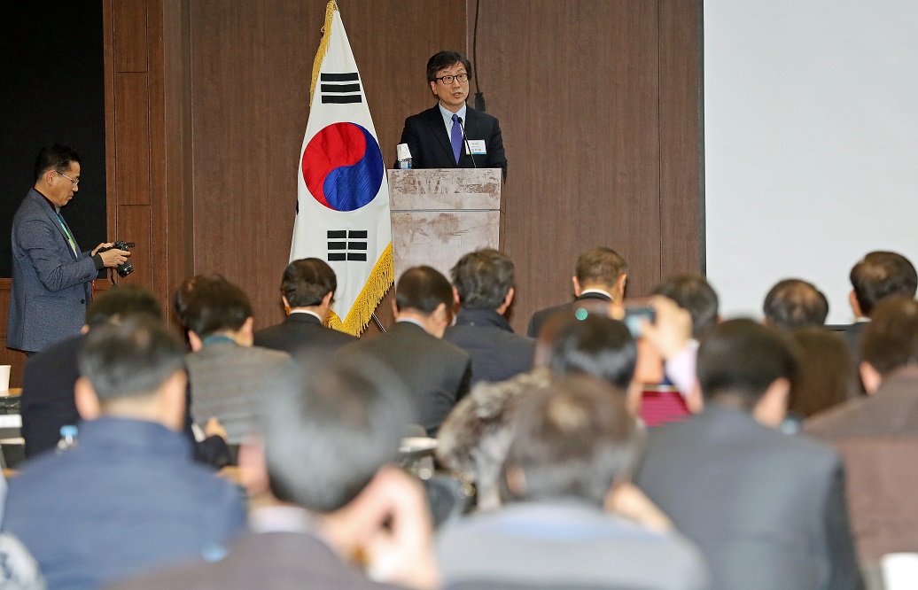 ▲20일 오후 서울 중구 명동 은행회관에서 열린 대통령 직속 정책기획위원회의 제1회 정책세미나에서 김인회 정책기획위 국민주권 분과위원장이 인사말을 하고 있다. 이날 세미나는 사회적 가치 실현을 위한 정부혁신을 주제로 진행됐다.(연합뉴스)