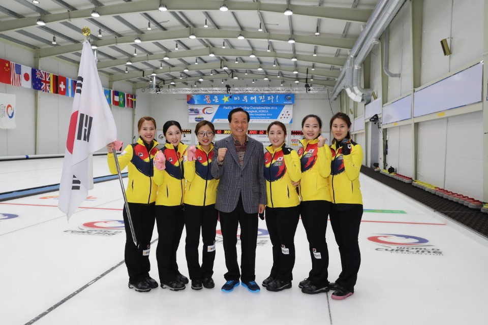 ▲김주수 의성군수(가운데)와 컬링 여자대표팀.