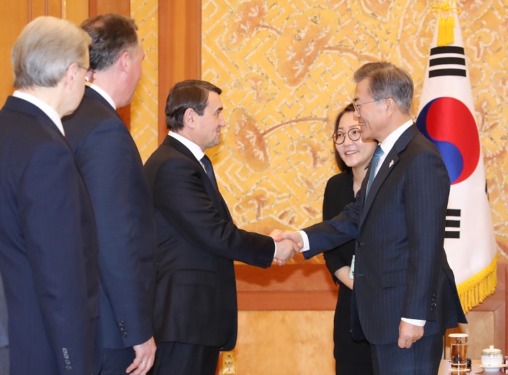 ▲문재인 대통령이 20일 오후 청와대에서 평창동계올림픽에 참가한 러시아 출신 선수단 대표를 접견, 러시아 이고르 레비틴 대통령 보좌관과 악수하고 있다.(연합뉴스)