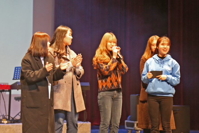 ▲신입생 오리엔테이션에 참가한 신입생들이 재학생 오티기획단에서 마련한 레크리에이션과 축하공연을 함께하며 즐거워하고 있다.(출처=성신여대)