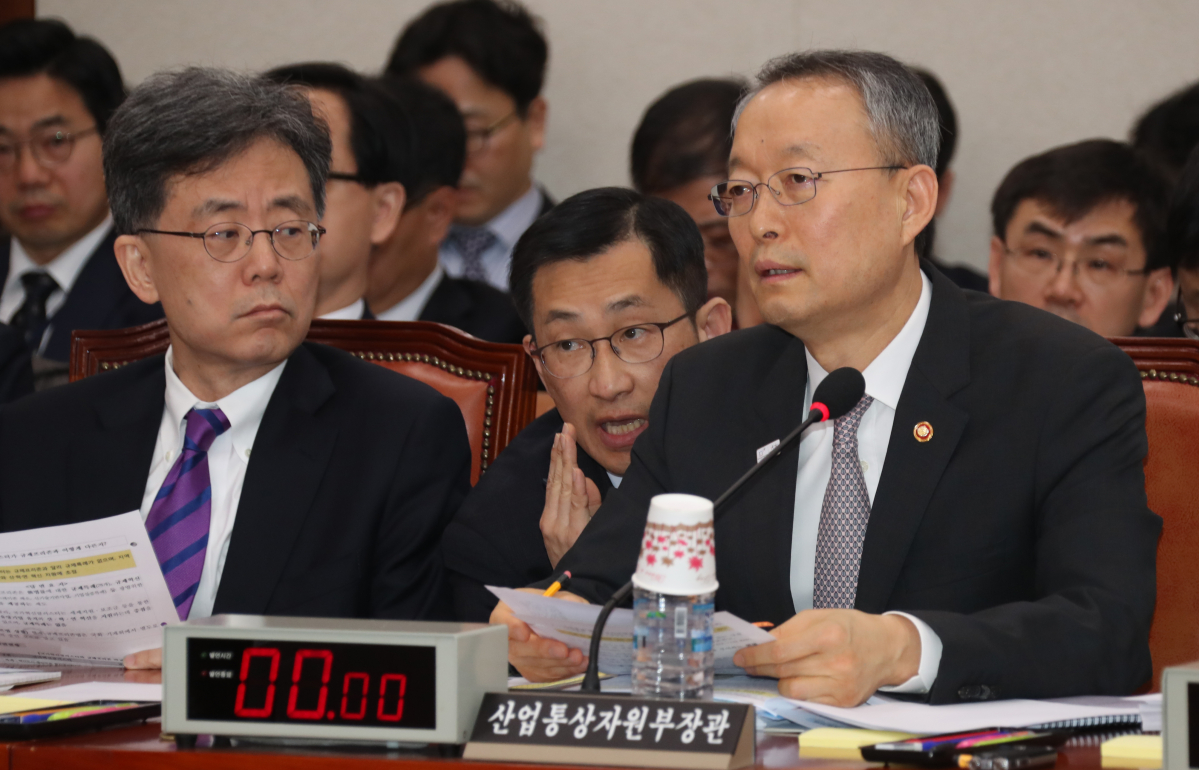 ▲백운규 산자부 장관이 21일 국회에서 열린 산업통상자원중소벤처기업위원회 전체회의에서 의원들의 질의에 답변하고 있다. (연합뉴스)
