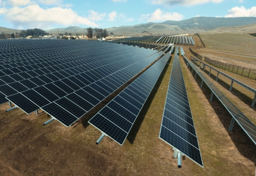 ▲미국 캘리포니아주 샌 루이스 오비스포의 캘리포니아 폴리테크닉 주립대학에 설치된 태양광 발전소. 이 태양광 발전소는 약 4.5메가와트의 전력을 생산하며 이는 대학 내에서 필요한 전력의 25%에 해당한다. 캘리포니아/AP연합
