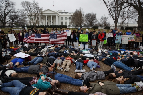 ▲미국 백악관 앞에서 19일(현지시간) 학생들이 총기규제 강화를 요구하는 시위를 벌이고 있다. 워싱턴/AP뉴시스
