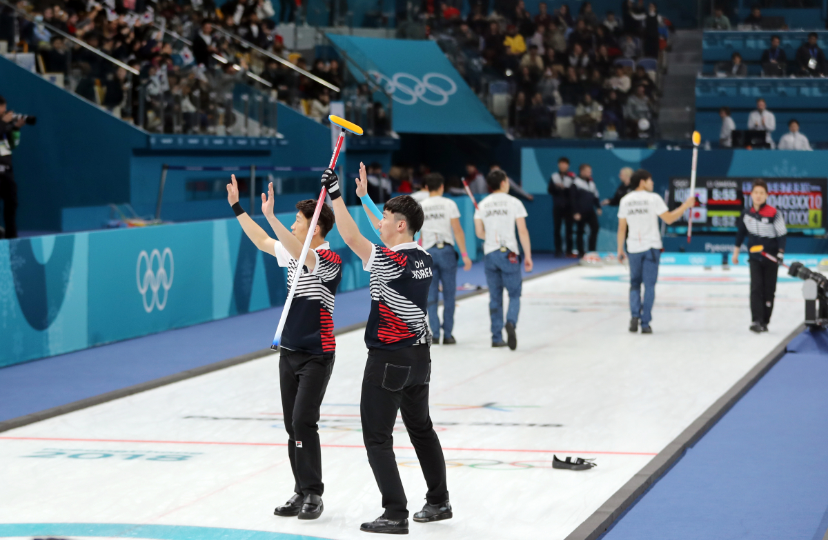 ▲<YONHAP PHOTO-5823> [올림픽] 남자컬링 한일전 승리    (강릉=연합뉴스) 최재구 기자 = 21일 강원도 강릉 컬링센터에서 열린 2018평창동계올림픽 남자컬링 예선 9차전에서 일본에 승리한 한국 선수들이 경기 후 관중에게 인사하고 있다.  2018.2.21    jjaeck9@yna.co.kr/2018-02-21 16:47:11/<저작권자 ⓒ 1980-2018 ㈜연합뉴스. 무단 전재 재배포 금지.>(연합뉴스)