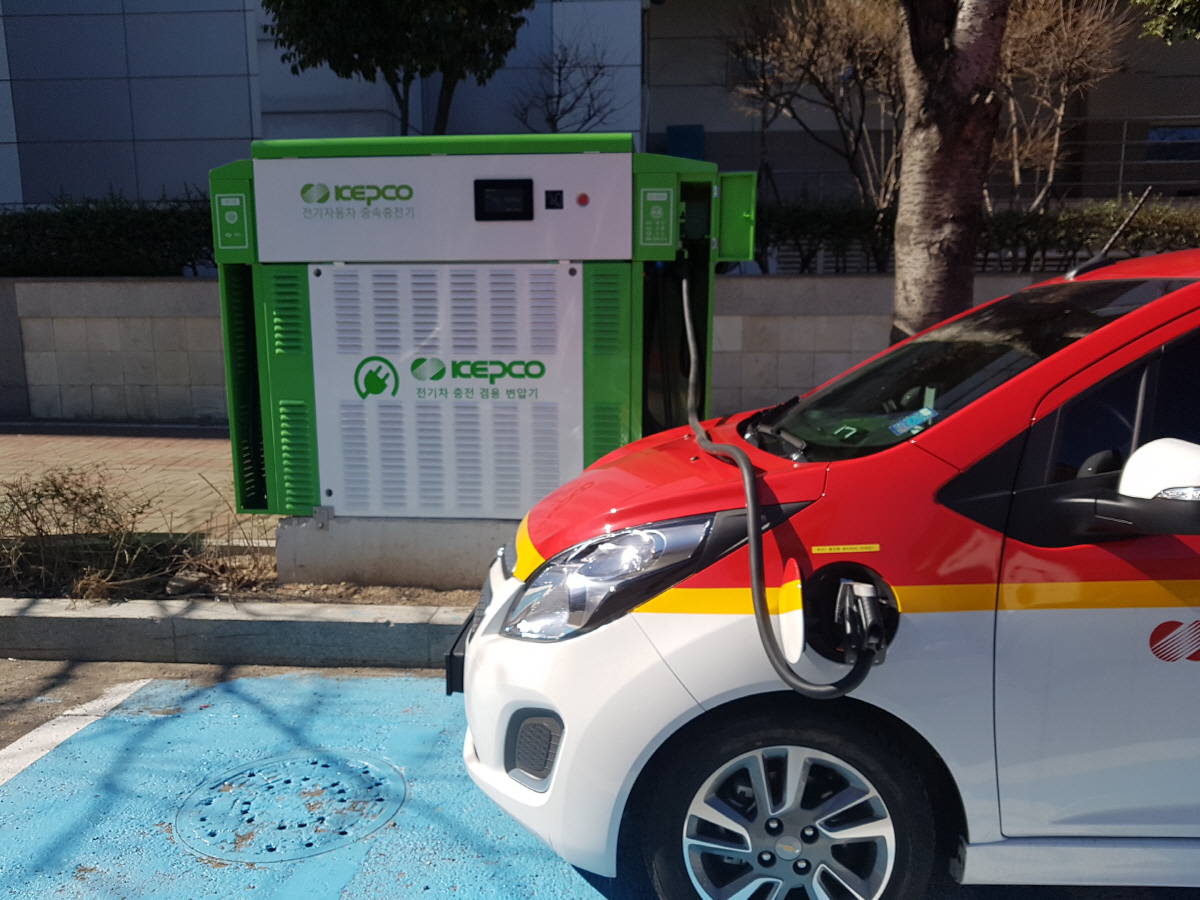 ▲에너지와 ICT의 융합을 통해 새로운 비즈니스 모델 발굴에 나서고 있는 한국전력공사의 전기차와 충전설비 모습. 사진제공 한국전력공사