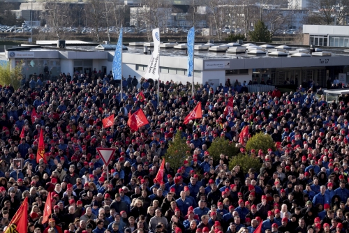 ▲독일 볼프스부르크의 폭스바겐 공장에서 1일(현지시간) 근로자들이 임금인상을 요구하면서 파업을 벌이고 있다. 볼프스부르크/AP뉴시스