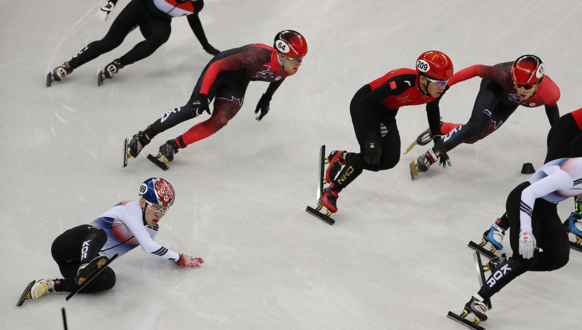 ▲22일 강릉 아이스아레나에서 열린 2018 평창동계올림픽 쇼트트랙 남자 5,000ｍ 계주 결승에서 한국  임효준이 넘어지고 있다.(연합뉴스)