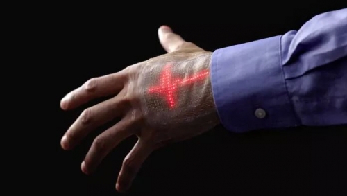 ▲손에 부착된 스마트 피부에 심장박동이 파형으로 나타나고 있다. 제공=도쿄대학 소메야 다카오 연구진.
