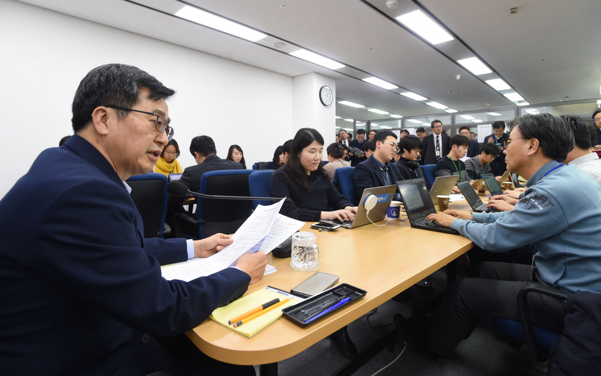 ▲김동연 부총리(왼쪽)가 22일 정부세종청사 기재부 기자실에서 간담회를 열고 최근 국내 경제상황을 설명하고 있다.(기획재정부)