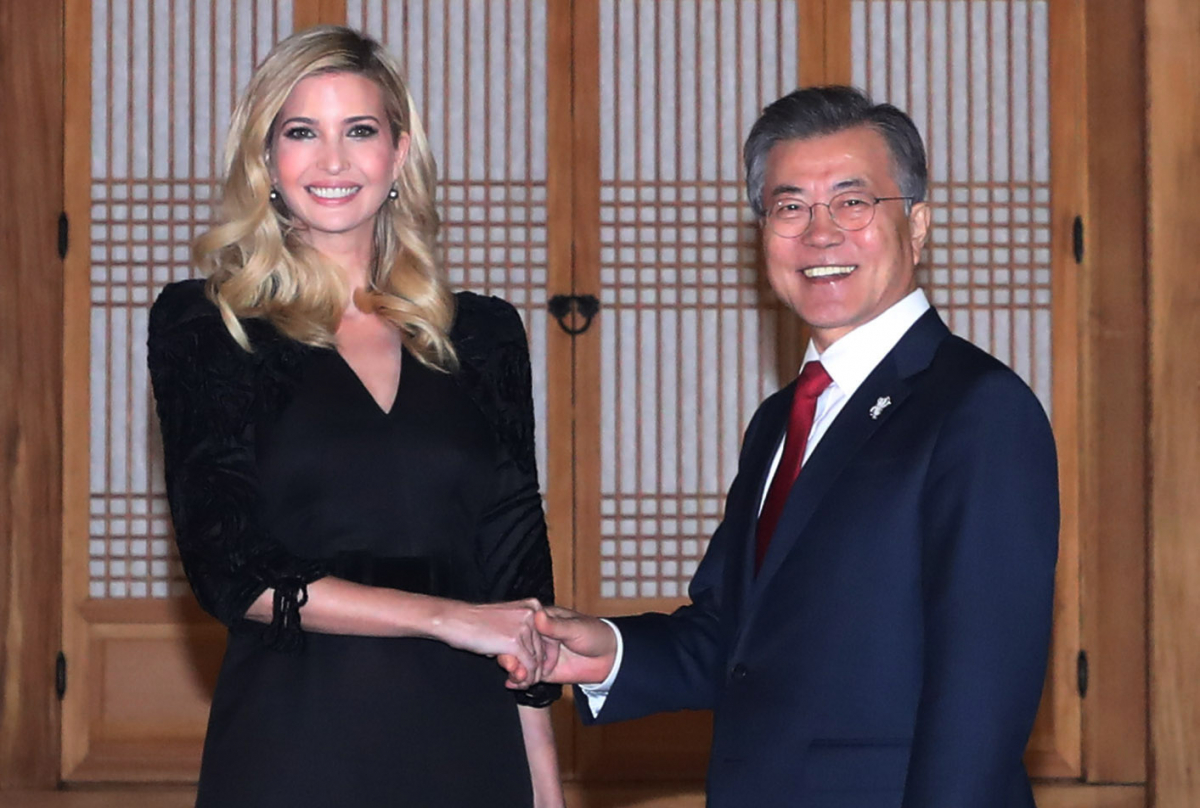 ▲문재인 대통령이 23일 오후 청와대 상춘재 입구에서 평창동계올림픽 폐회식의 미국 정부 대표단 단장 자격으로 방한한 도널드 트럼프 미국 대통령의 딸 이방카 백악관 보좌관을 만나 악수하고 있다. (사진제공=연합뉴스)