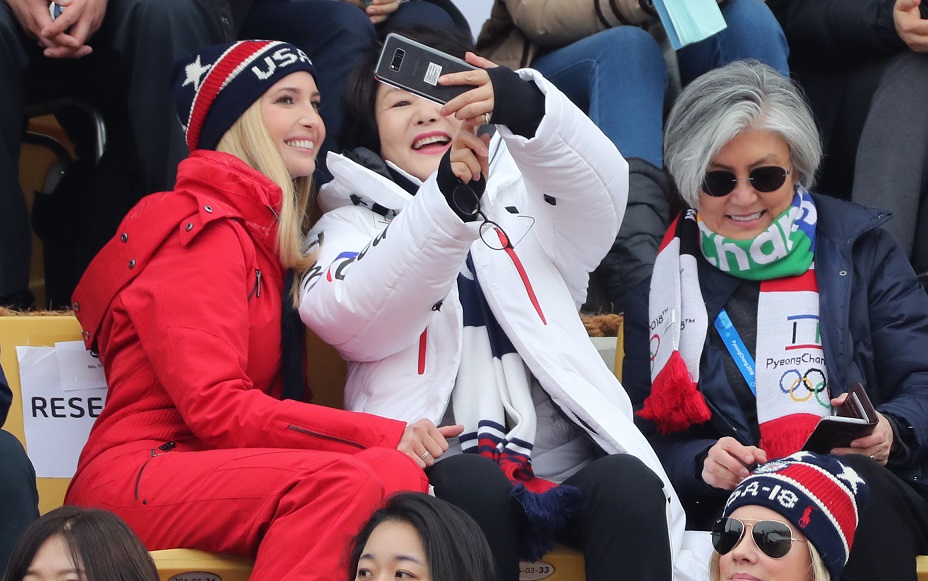 ▲대통령 부인 김정숙 여사(가운데)와 이방카 트럼프 백악관 보좌관이 24일 오전 강원도 평창 알펜시아 스키점프센터에서 열린 스노보드 남자 빅에어 결선 경기를 관람하며 휴대전화로 셀카를 찍고 있다. 오른쪽은 강경화 외교부 장관.(연합뉴스)
