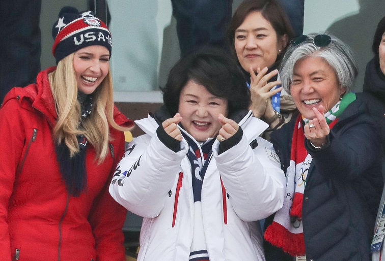 ▲문재인 대통령 부인 김정숙 여사(가운데)와 강경화 외교부 장관(오른쪽)이 미국 이방카 트럼프 백악관 보좌관과 함께 24일 오전 평창 알펜시아 스키 점프센터에서 열린 스노보드 남자 빅에어 결선 경기 관람을 마치고 경기장을 나서며 손가락 하트를 만들어보이고 있다.(연합뉴스)