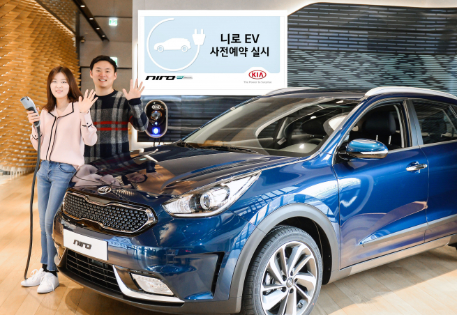 ▲기아차가 친환경 전용 SUV 니로 하이브리드, 니로 플러그인 하이브리드에 이어 전기차 모델인 ‘니로 EV’를 새롭게 선보인다. 기아자동차는 26일(월)부터 전국 영업점을 통해 하반기 출시 예정인 니로 EV의 예약 판매를 실시한다고 밝혔다. 사진은 니로 하이브리드의 모습. (사진제공=기아차)