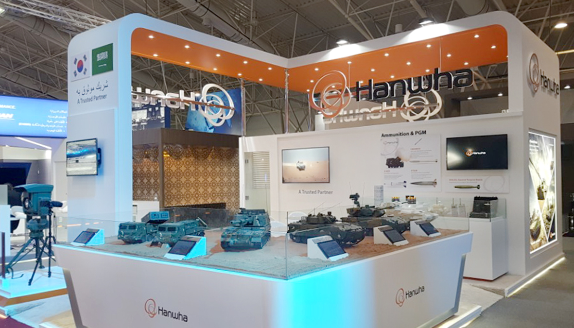 ▲한화그룹 방산계열사는 2월 25일부터 3월 3일까지 사우디 리야드에서 개최되는 방산전시회에 처음으로 참가해 중동지역 마케팅을 본격적으로 진행했다. 기동·화력·정밀타격·방산전자 분야의 다양한 방산 제품들이 관람객들의 이목을 끌고 있다.(사진제공=한화)