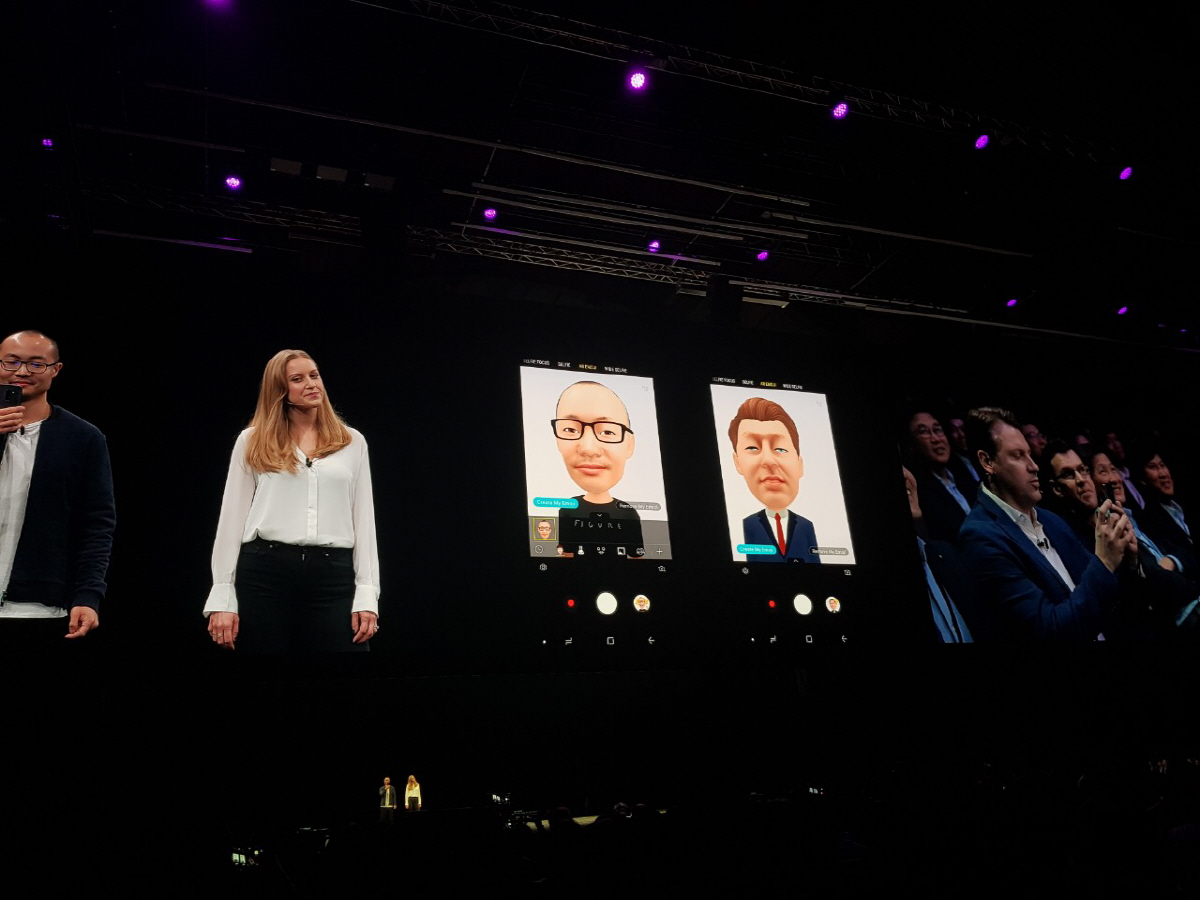 ▲25일(현지시간) 스페인 바르셀로나에서 열린 갤럭시S9 언팩 행사에서 삼성 관계자들이 ‘AR 이모지’를 생성해 대화하고 있다.(사진=송영록 기자 syr@)