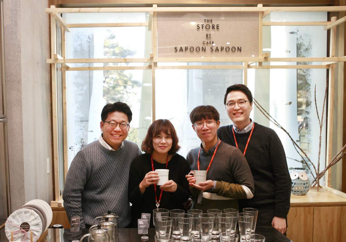 ▲KGC인삼공사 H&amp;B팀 팀원들이 서울 대치동 KT&amp;G타워 1층 ‘사푼사푼’ 매장에서 환한 미소를 지어보이고 있다. 왼쪽부터 남궁주원 H&amp;B팀장, 진서윤 대리, 고정우 주임, 김기현 과장. 사진제공 KGC인삼공사