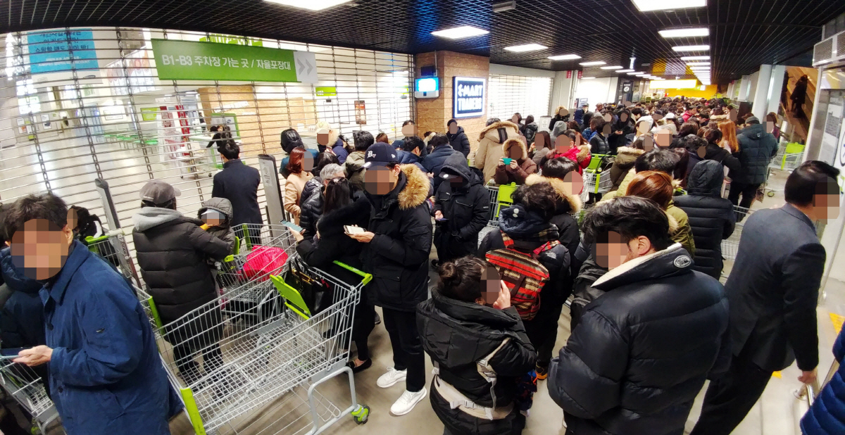 ▲22일 경기도 하남시 스타필드 하남 내 트레이더스 입구에서 고객들이 에어프라이어 플러스를 구매하기 위해 줄을 서 있다. 사진제공 신세계그룹