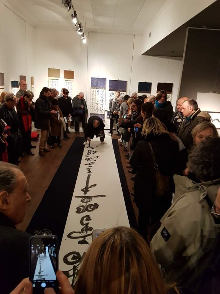 ▲서예가 김병기 전북대 중문과 교수가 21일(현지시간) 이탈리아 로마에 있는 주 이탈리아 한국문화원에서 서예 시연을 펼치고 있다.(사진제공=주 이탈리아 한국문화원)