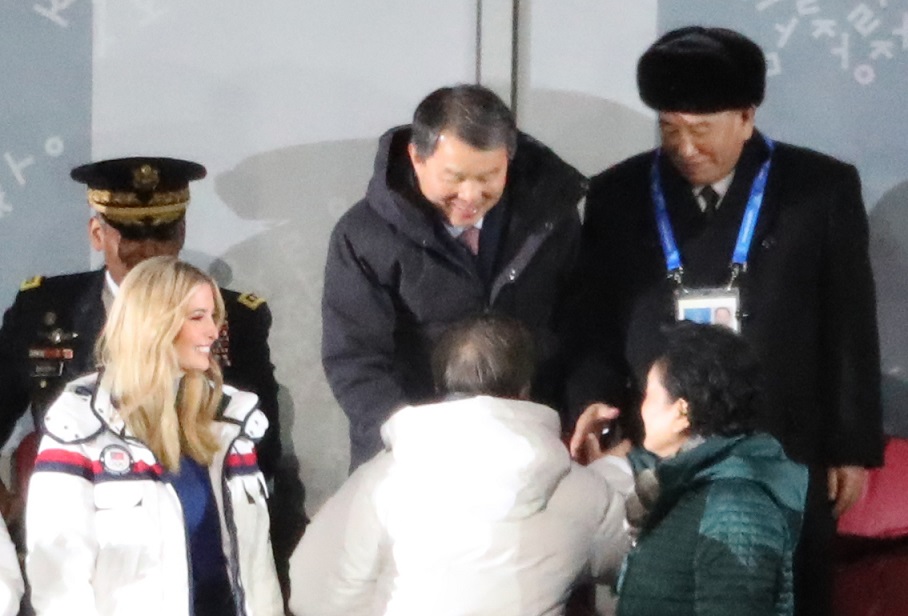 ▲문재인 대통령이 25일 강원도 평창 올림픽스타디움에서 열린 2018평창동계올림픽 폐회식에서 김영철 북한 노동당 중앙위원회 부위원장 겸 통일전선부장과 악수하고 있다.(연합뉴스)