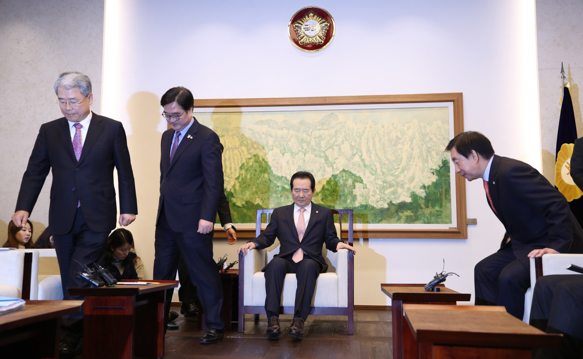 ▲정세균 국회의장과 여야 원내대표가 26일 오전 국회에서 회동을 하기 위해 회의실에 들어서고 있다왼쪽부터 바른미래당 김동철 원내대표, 더불어민주당 우원식 원내대표, 정세균 국회의장, 자유한국당 김성태 원내대표. (연합뉴스)