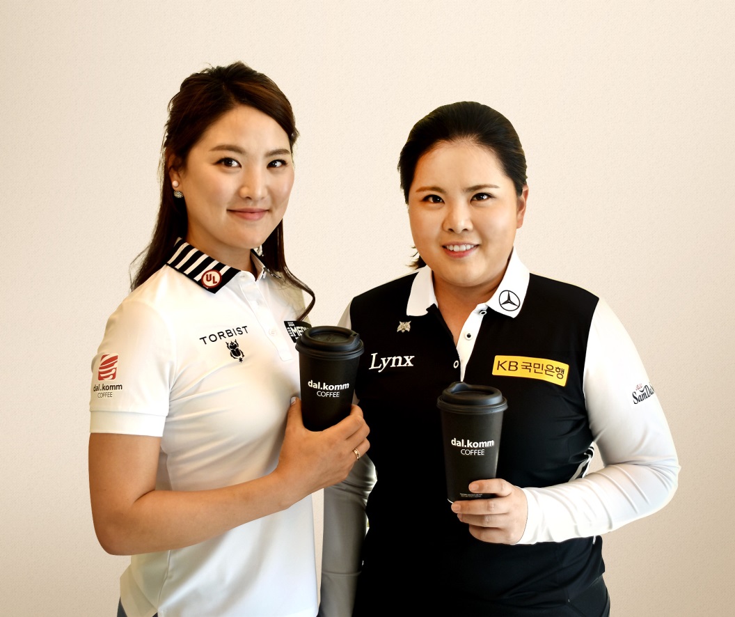 ▲프로골퍼 유소연(왼쪽)과 박인비 선수가 달콤커피 로고 컵을 들고 기념촬영을 하고 있다.(사진=달콤커피)