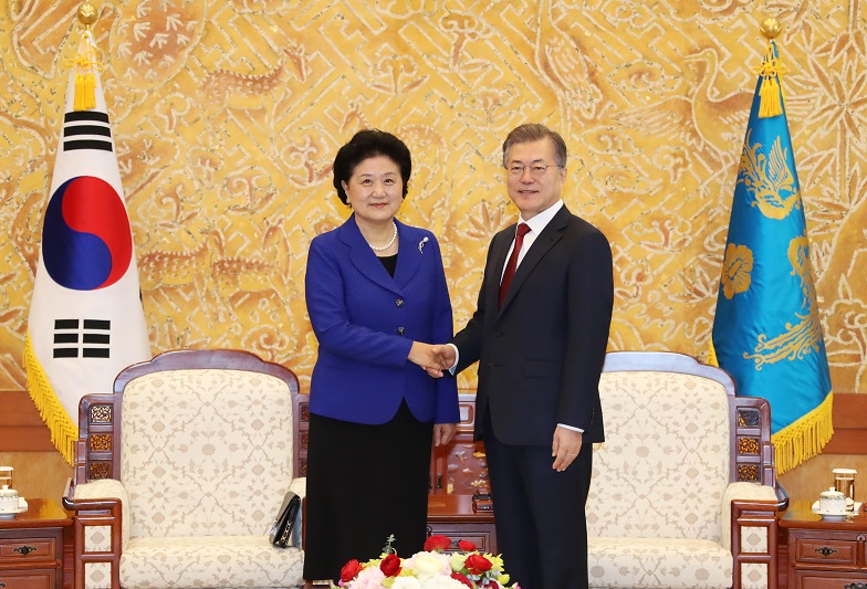 ▲문재인 대통령이 26일 오전 청와대에서 류옌둥 중국 국무원 부총리를 만나 악수하고 있다.(연합뉴스)