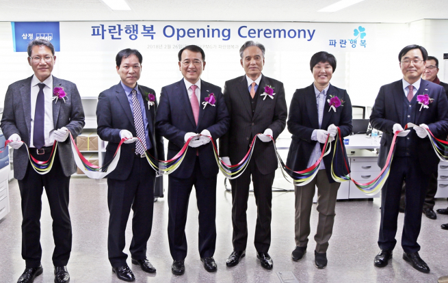 ▲26일 김교태 삼정KPMG 대표이사(왼쪽 세번째)와 한은섭 삼정KPMG COO(파란행복 대표ㆍ오른쪽 첫번째) 등이 참석한 가운데, 자회사형 장애인 표준사업장 ‘파란행복’의 오픈 행사를 열고 기념촬영을 하고 있다.(삼정KPMG)