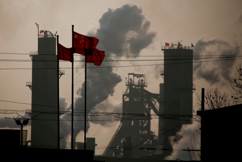 ▲중국 허베이성의 한 철강 공장 근처에서 중국 국기가 펄럭이고 있다. 로이터연합뉴스
